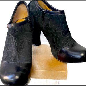 SOLD!!!   John Fluevog Side Zip, Heeled Shoe,